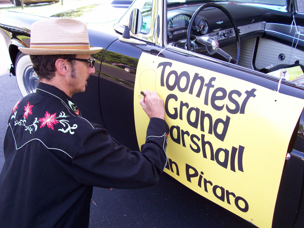 Dan Piraro doodling on his sign